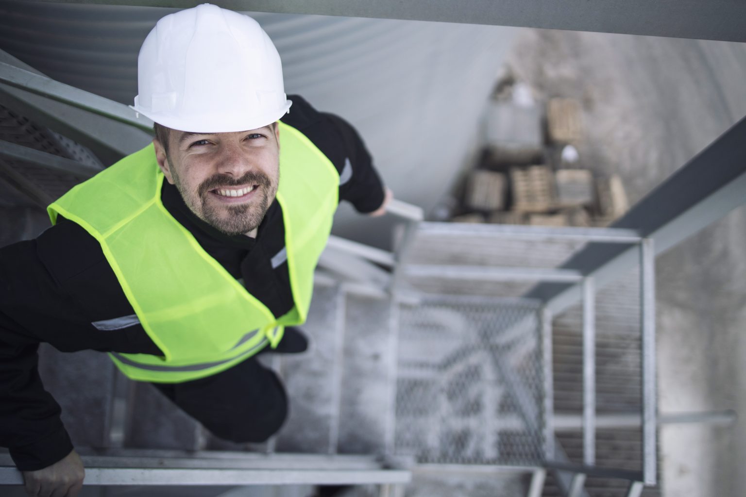 Técnico industrial con equipo de protección en planta de producción